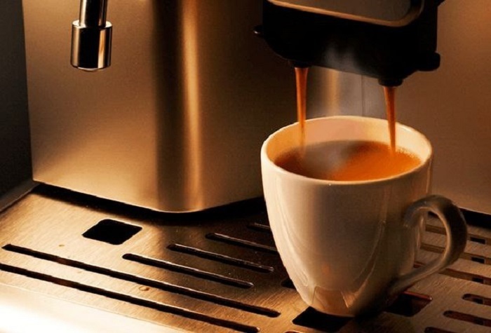 Кофемашина льет воду. Кофемашина наливает кофе. Кофе для кофеварки. Чашка кофе кофемашина. Кофемашина с чашками.